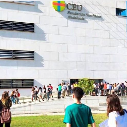 Foto de Grado en ingeniería de sistema telecomunicaciones (CEU)